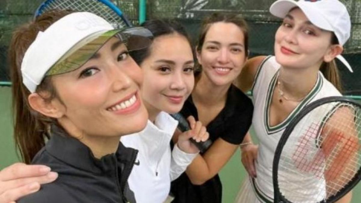 Foto Ayu Dewi dan Luna Maya seolah jadi perlawanan ke Denise Chariesta. [Instagram]