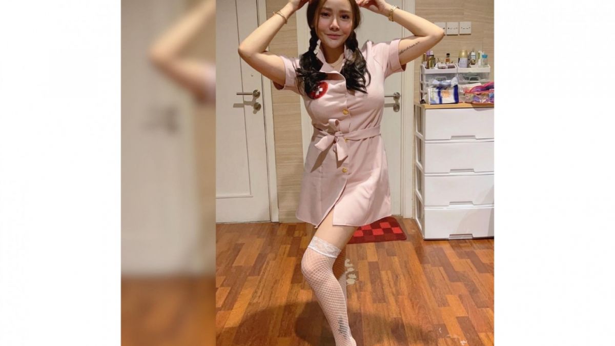 Mawar AFI tampak berpose menggunakan seragam suster. [(Instagram mawar AFI]