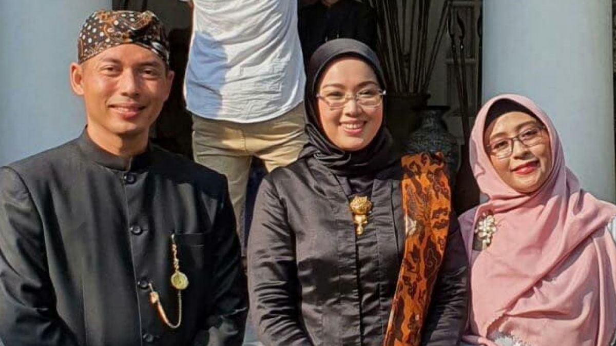 Bupati Anne Ratna Mustika (tengah) dan Jaya Pranolo (kiri). [Facebook Jaya Pranolo]