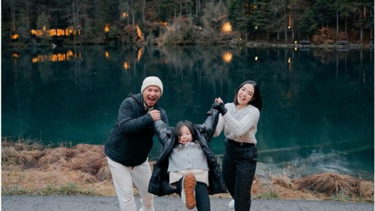 Layaknya keluarga kecil, Gisel, Gempi dan Gading saat berlibur di Eropa [@gadiing]