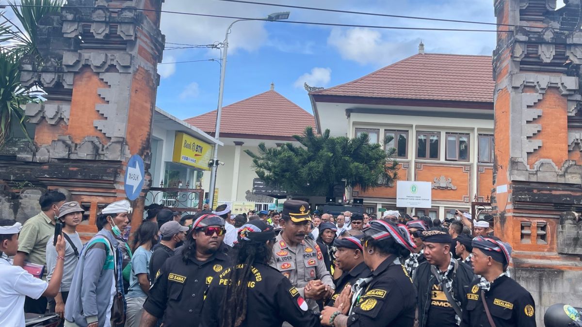 Massa Nusa Penida memadati Pengadilan Negeri Denpasar [Suara Denpasar]