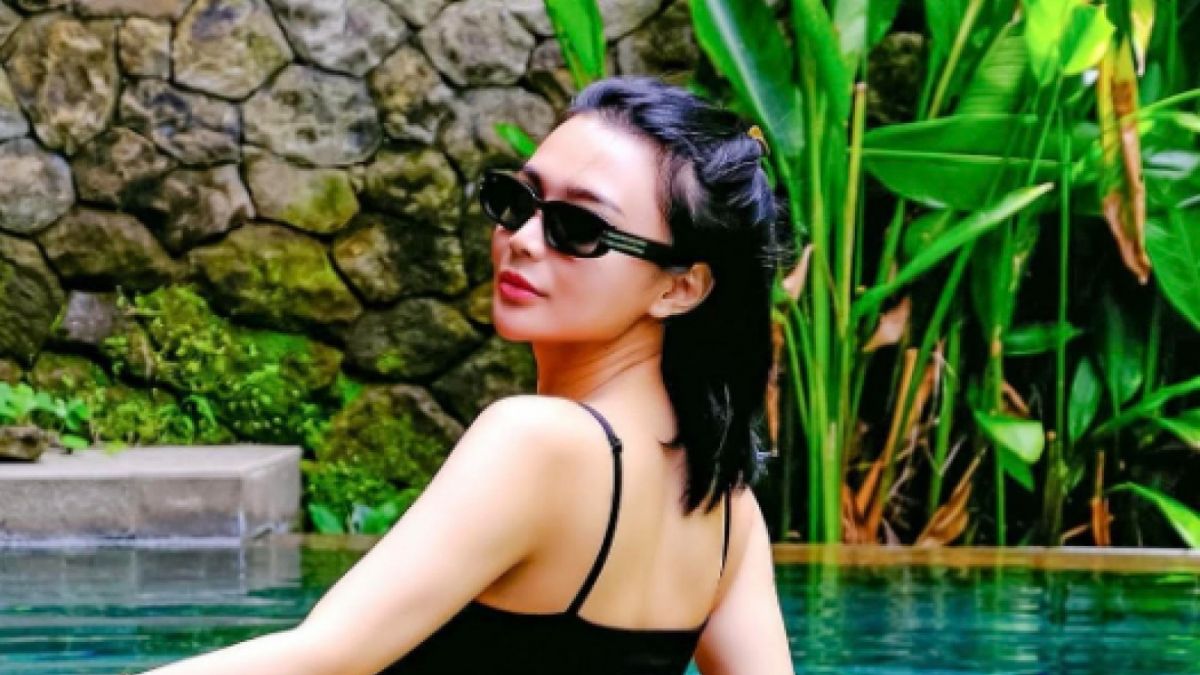 Pose Wika Salim di kolam renang [@wikasalim]