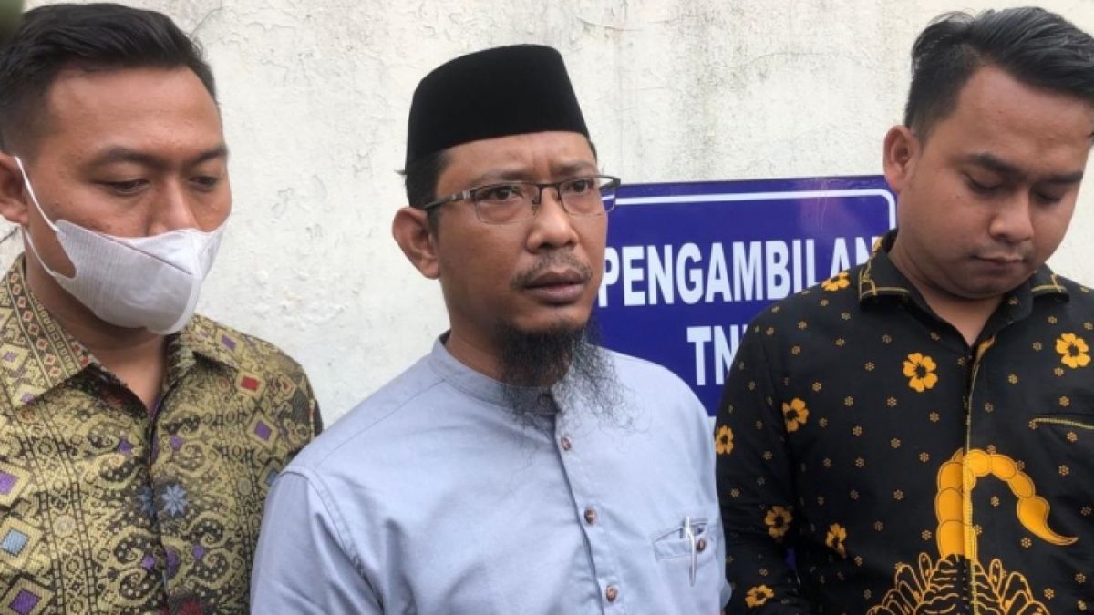 Ustaz Julliana dan kuasa hukumnya saat melaporkan Rezky Aditya ke Polda Metro Jaya karena video syur. [PMJNews]