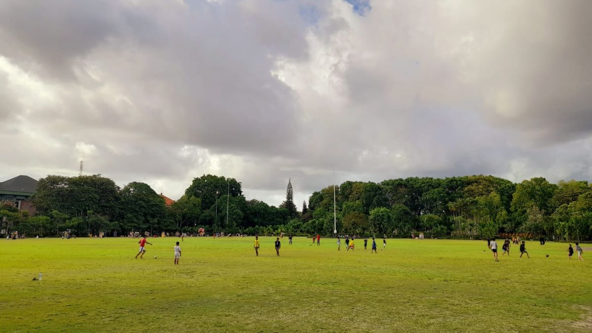 Lapangan Terbuka [Suara Denpasar]
