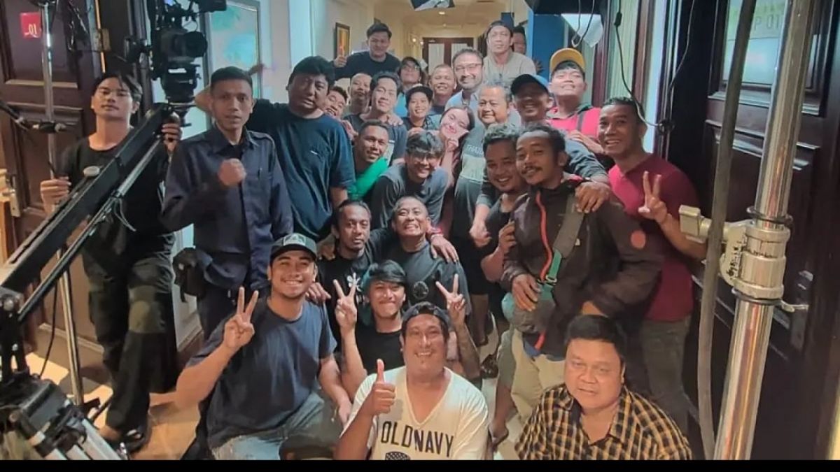 Amanda Manopo foto bareng kru Ikatan Cinta [Instagram @rizal.sabeni.75@]