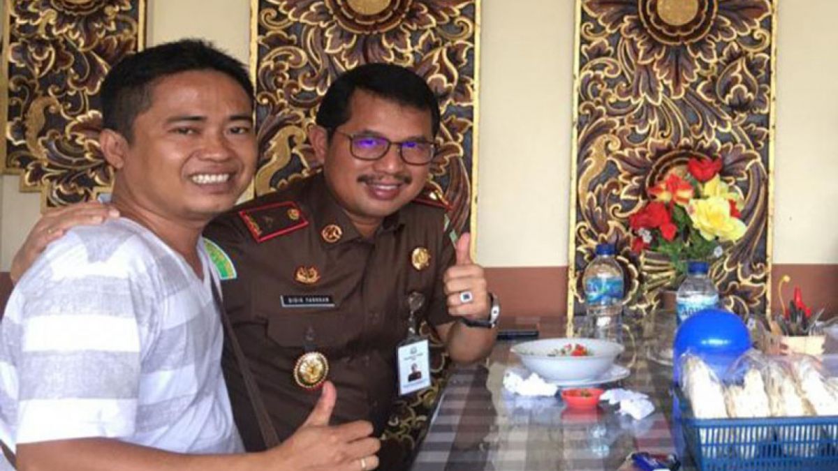 Didik Farkhan Alisyahdi, S.H., M.H saat masih menjabat Wakajati Bali bersama wartawan Suara Denpasar ( Ariex Pratama ) [Dok Suara Denpasar]