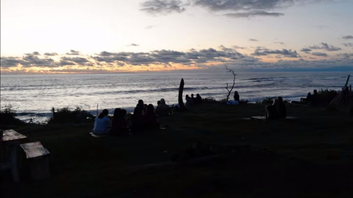 Pantai Nyanyi di Banjar Nyanyi, Desa Beraban, asyik untuk menikmati sunset. [Youtube Rangga & Olga]