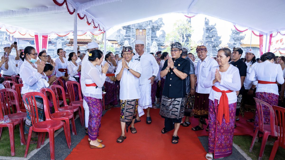 Momen Gubernur Koster  Bupati Giri Prasta disambut oleh masyarakat setempat. [Prokompim Setda Badung]