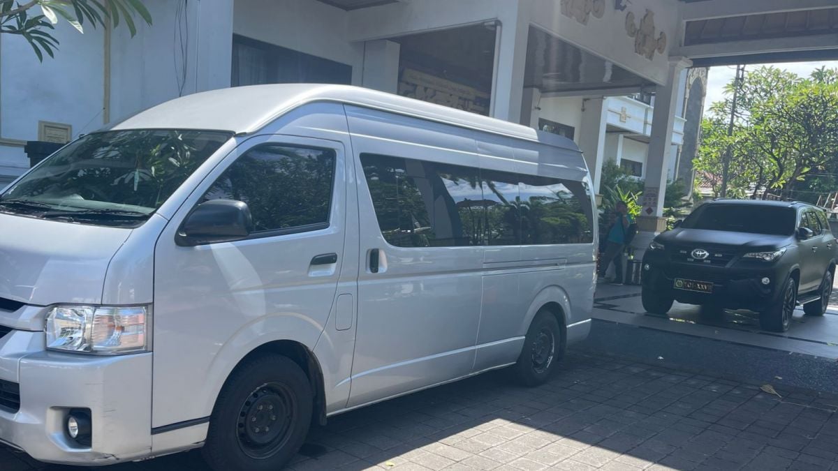 Potret mobil Hiace yang untuk mengangkut tahanan wna [Suara Denpasar]