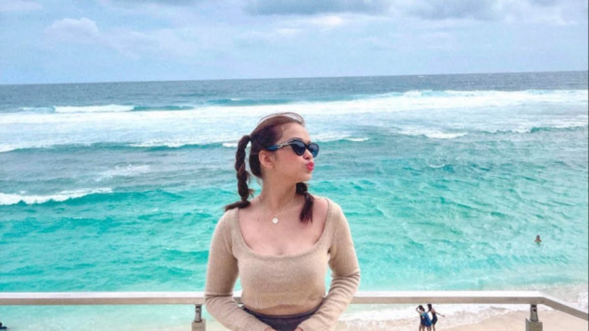 Potret Rebecca Klopper mengenakan kaos croptie berwarna coklat [@rklopperr]