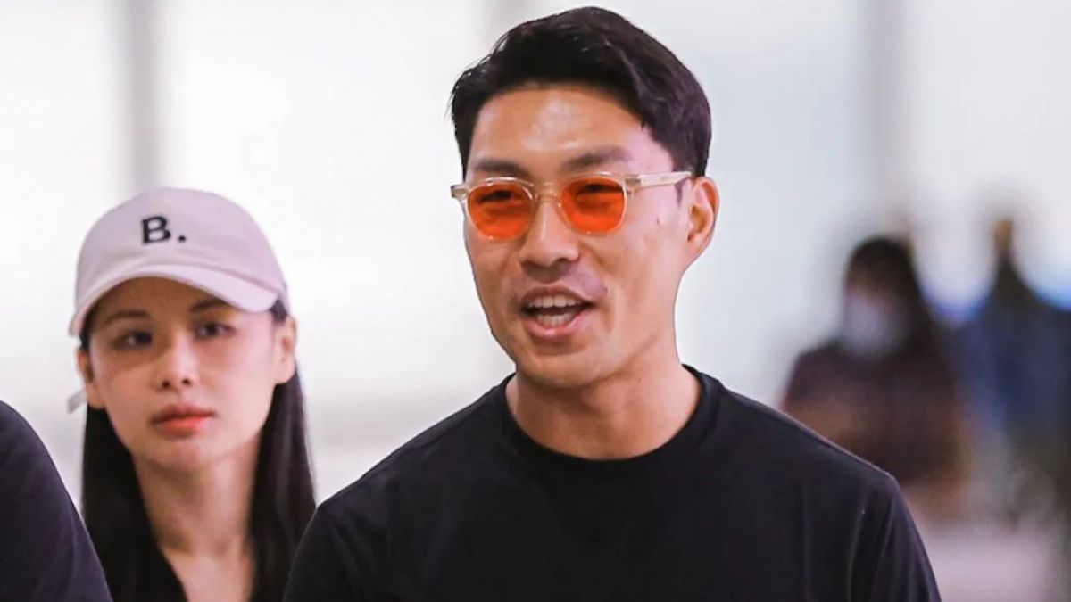 Song Ui-yong bersama seorang wanita saat datang di Persebaya. [Ig officialpersebaya]