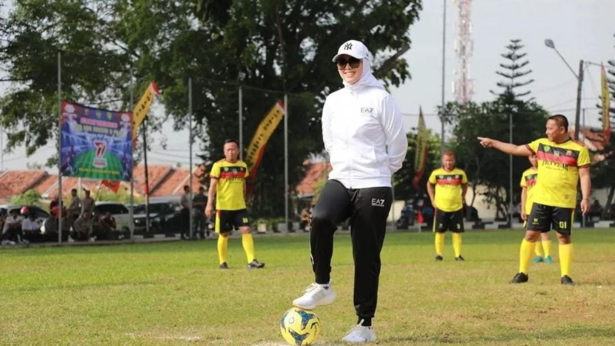 Bupati Anne saat membuka pertandingan Liga Mini Soccer Purwakarta [instagram @anneratna82]