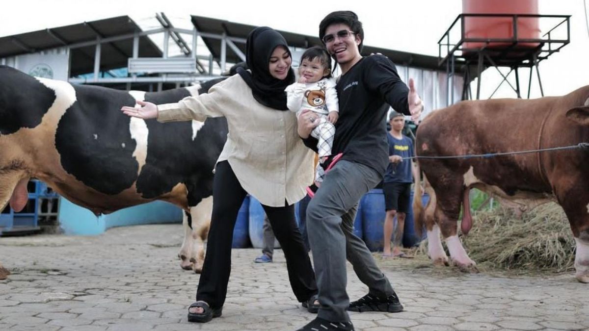 Keluarga kecil Atta Halilintar [instagram @aurelie.hermansyah]