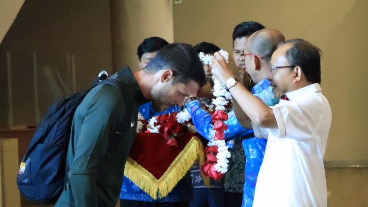 Oscar Lopez mendapat kalungan bunga dari Gubernur Bali Wayan Koster yang menyambut di Bandara Ngurah Rai, Bali [Twitter @oscarlopez7]