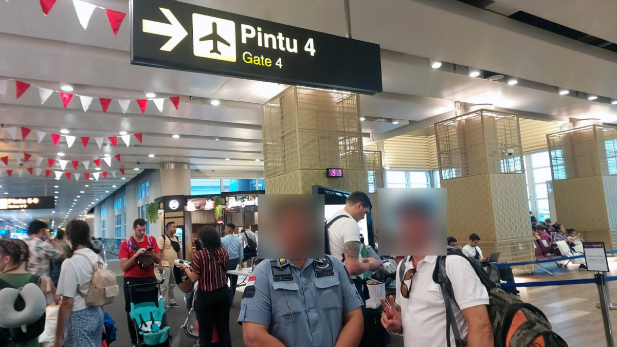PB yang didampingi petugas Imigrasi Ngurah Rai berada di pintu keberangkatan Bandara Internasional I Gusti Ngurah Rai