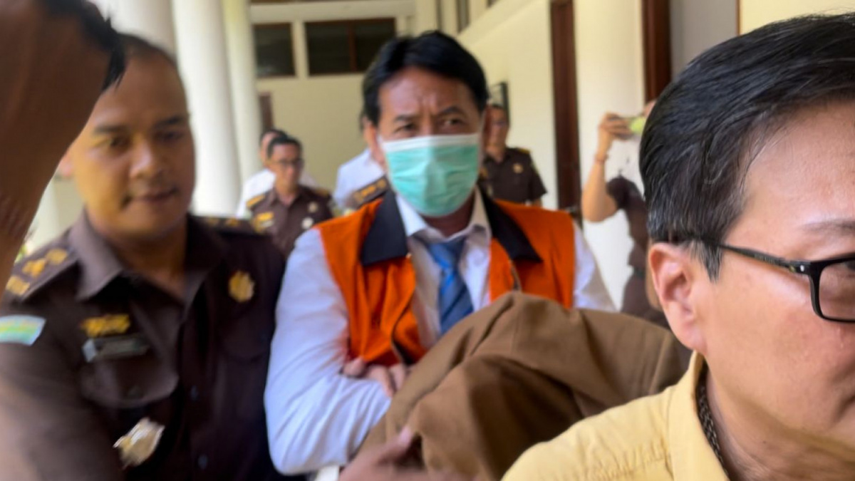 Rektor Unud, Prof I Nyoman Antara menggunakan rompi orange dan di tahan di LP Kerobokan [Suara Denpasar]