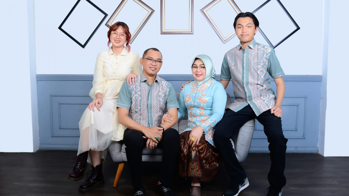 Potret Sobeng Suradal saat masih menjabat Kepala Kejaksaan Negeri (Kajari) di Pulau Morotai bersama Istri tercinta beserta dua anaknya [Suara Denpasar]