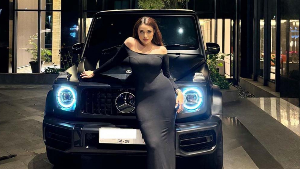 Potret Sarah Ahmad dengan mobil barunya sebagai hadiah ulang tahun [@saraaaahmad.]