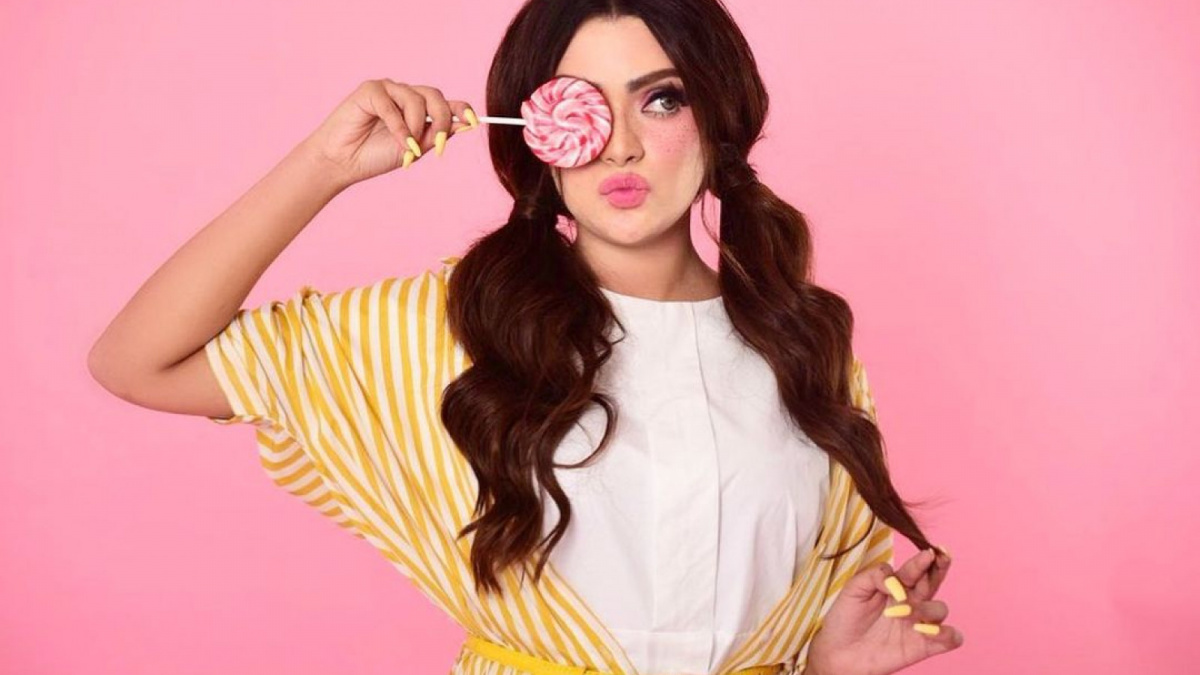 Sarah Ahmad berpose layaknya boneka barbie [@saraaaahmad.]