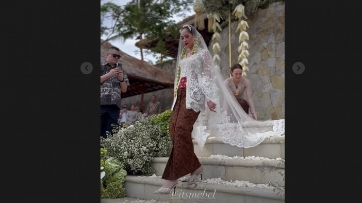 BCL Anggun kenakan kebaya putih [@bcltiko,]