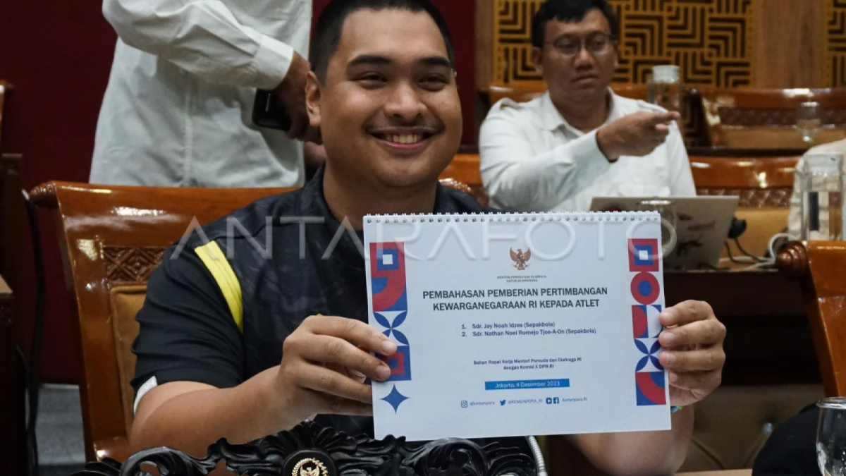 Menpora Dito Ariotedjo menunjukkan berkas rekomendasi naturalisasi Jay Idzes dan Nathan Tjoe-A-On [Antaranews.com]