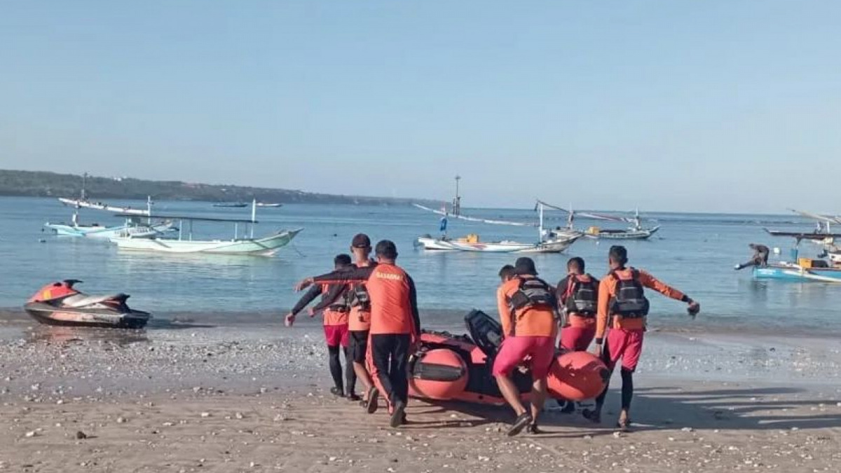 tim Kantor Pencarian dan Pertolongan Denpasar melakukan pencarian atas wisatawan asal Tangerang yang hilang di Pantai Double Six Seminyak [@basarnas_bali]
