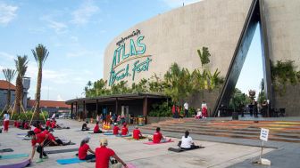 Menyambut HUT RI, Ratusan Lansia Ikuti Yoga Tertawa di ATLAS Beach Fest