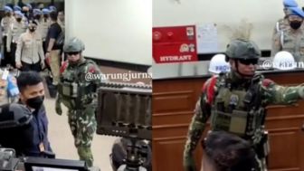Brimob Galak Bentak Wartawan saat Sidang Etik Irjen Sambo, Netizen Serbu Kolom Komentar