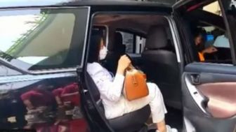 Putri Candrawathi Tenteng Tas Mewah saat Rekonstruksi Bersama Ferdy Sambo, Ada yang Harga Rp37 Juta