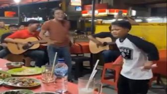 Pengamen Cantik Nyanyi "Ojo Dibandingke", Farel Prayoga Langsung Joged dan Nyawer