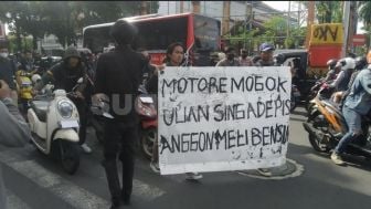 Demo BBM Naik di Bali, Dorong Motor dengan Poster: Motore Mogok, Ulian Sing Ade Pis Anggon Meli Bensin