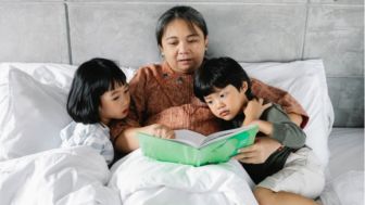 8 Manfaat Dongeng untuk Anak Sebelum Tidur, Semakin Akrab