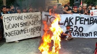 DPRD Bali Dijaga Pecalang, Demo Tolak Kenaikan Harga BBM Ricuh, Massa Bakar Ban