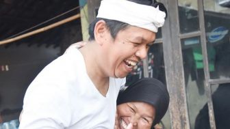 Kang Dedi Tertawa Sembari Peluk Janda, Netizen Galfok sama Bintang Emon KW