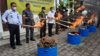 Kejari Denpasar Hancurkan Ratusan HP Bersama Narkoba dan Uang Palsu