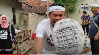 Kang Dedi Mulyadi Dikejutkan dengan Warga yang Mulai Pakai Kaus Duren Sawit