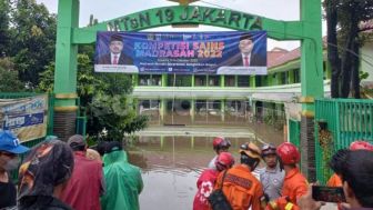 Banjir Jakarta Hari Ini Telan 3 Korban Jiwa, Dinding Sekolah Roboh