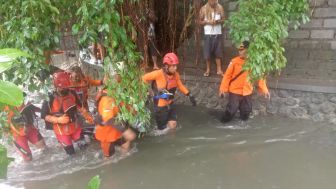 2 Motor Diterjang Luapan Air Sungai di Denpasar, 4 Warga Terseret Arus, 1 Meninggal Dunia