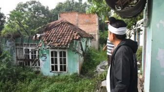 Kang Dedi Siap Berjuang, Warga Menangis Rumah Ambruk Akibat Proyek Terowongan Kereta Cepat