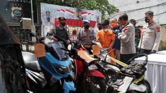 Kekasih Digoda Hingga Diajak Mabuk Pria Lain, Pemuda di Kuta bakar Tiga Motor dan Satu Mobil