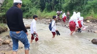 Kang Dedi Mulyadi Bangun Jembatan untuk Menyeberang Siswa Sekolah, Pemkab Purwakarta?