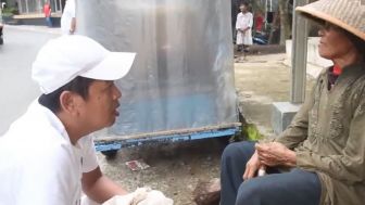 Kang Dedi Nyapa Mak Iyon, Nenek Renta Kuat Menanam Pisang dan Makan Sayur Sintrong