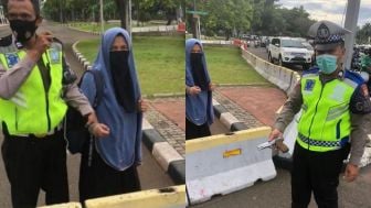 Viral! Perempuan Bercadar Coba Terobos Masuk Istana Negara, Todongkan Pistol ke Paspampres!