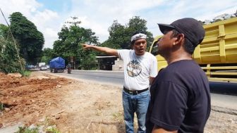 Kang Dedi Mulyadi Bubarkan Truk di Proyek Galian Tanah yang Dianggap Membahayakan di Purwakarta