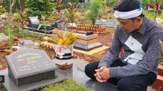 Di Depan Pusara Sang Ibu, Kang Dedi Mulyadi Minta Restu Hadapi Gugatan sang Bupati