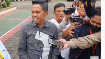 Momen Kang Dedi Mulyadi Tak Dikenali Warga, Namun Tetap Beri Uang Ratusan Ribu