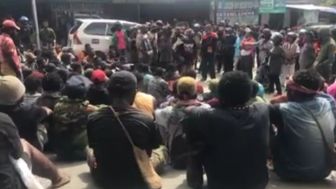 Ratusan Warga Lakukan Pawai Penjemputan Jenazah Filep Karma, Aktivis Kemerdekaan Papua