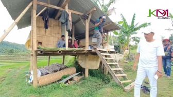 Hidup Berdua di Gubuk Tengah Sawah, Kang Dedi Mulyadi Kagum dengan Pasangan Ini