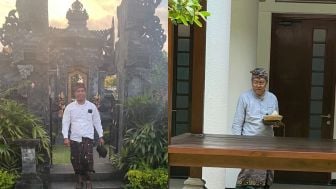 Dewa Gede Wirama Bungkam, Komang Teken Sembahyang di Pura Kejati Bali