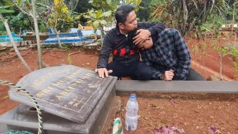 Kang Dedi Mulyadi Berkunjung ke Makam Mantan Istri, Tangisannya Pecah, Peluk Erat Sang Anak; Terimakasih Teh Sri